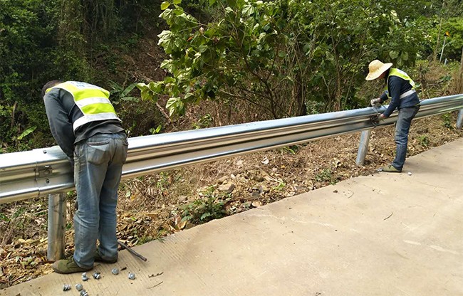 保亭高速公路护栏的定期维护与保养