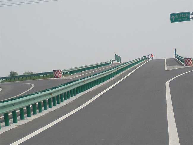 保亭高速公路护栏的材质与规格